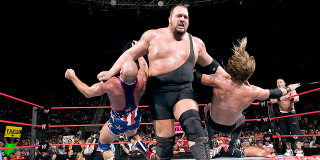 ענף ההיאבקות WWE רושם שיאי הכנסות - אך האם זה בכלל ספורט?