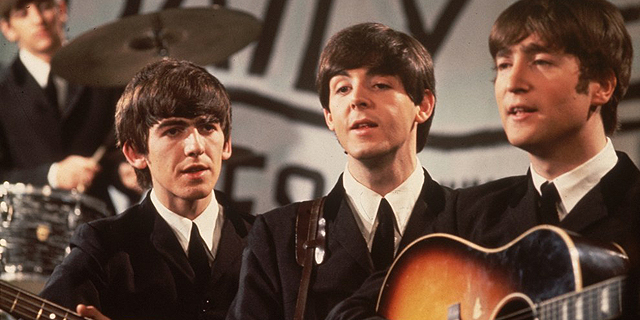גיטרה של ג&#39;ון לנון מראשית ימי הביטלס נמכרה ב-2.4 מיליון דולר