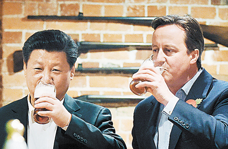 ראש ממשלת אנגליה דיוויד קמרון שותה בירה עם נשיא סין שי ג'ינפינג