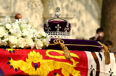 הכתר משובץ היהלום על ארון הקבורה של המלכה־האם. מוצג במצודת לונדון, צילום: גטי אימג
