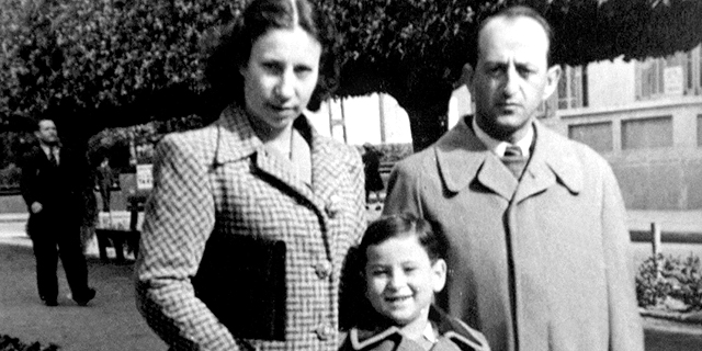 1943, מנחם קלי, בן חמש, עם הוריו יוסף ותמימה בשדרות רוטשילד בתל אביב