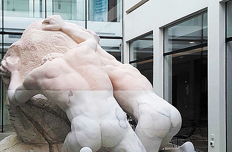 הפסל "צימאון" של האמנית סיגלית לנדאו במלון אלמא