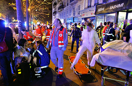 פינוי פצועים בפריז ליד התיאטרון שבו אירע הטבח