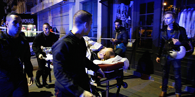 פינוי פצועים בפריז, צילום: איי פי