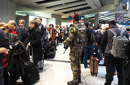 חייל בשדה התעופה שארל דה גול בפריז לאחר התקפת הטרור 