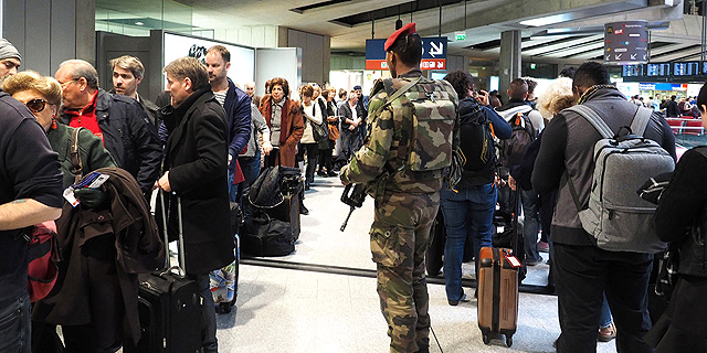 חייל בשדה התעופה שארל דה גול בפריז לאחר התקפת הטרור , צילום: גטי אימג
