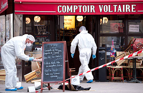 סורקים את אחת מזירות הפיגוע בפריז