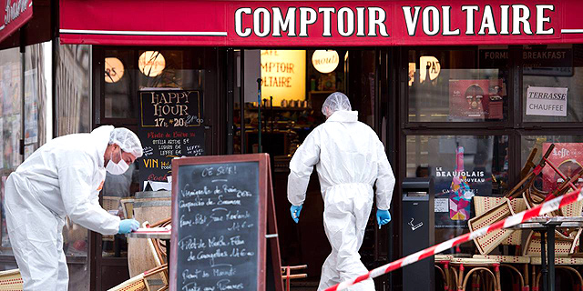 סורקים את אחת מזירות הפיגוע בפריז, צילום: אי פי איי