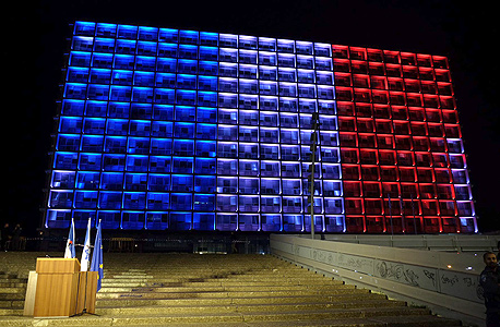 בניין עיריית תל אביב מואר בצבעי דגל צרפת 