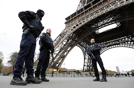 שוטרים מחוץ למגדל אייפל בעקבות מתקפת הטרור בפריז, צילום: אי פי איי