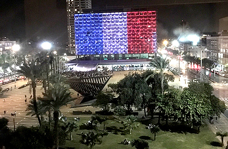 עיריית תל אביב מציגה את דגל פריז בעקבות פיגוע הטרור