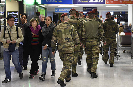 חיילים צרפתים בנמל התעופה שארל דה גול, אתמול