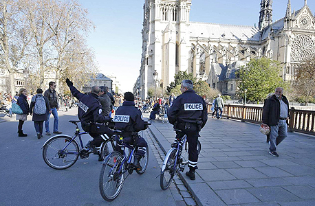 שוטרים ברחובות פריז, אתמול, צילום: איי אף פי
