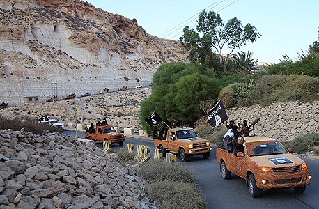 שיירת רכבי דאע"ש ב לוב, צילום: רויטרס