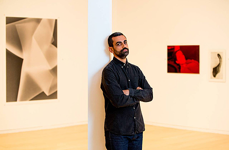 מימון על רקע התערוכה. "אני חושב על עצמי כעל ארכיאולוג"