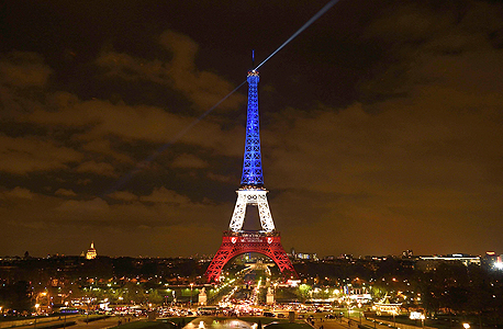 מגדל אייפל מואר בצבעי הדגל הצרפתי
