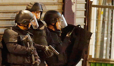 שוטרים ברובע סן דני בפריז הבוקר. חילופי אש