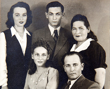 1946. רות ארנון בת ה־13 (יושבת) עם הוריה, אחיה אבנר ואחותה נחמה, תל אביב