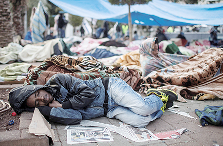 מבקש מקלט אפריקאי בפארק לווינסקי, פברואר 2014. "הם לוקחים את האסון שהתרחש בנקודה מסוימת ומביאים אותו למקומות רחוקים" , צילום: אי פי איי