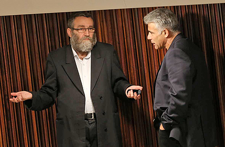 מימין יאיר לפיד ו משה גפני ב מליאת הכנסת, צילום: אלכס קולומויסקי