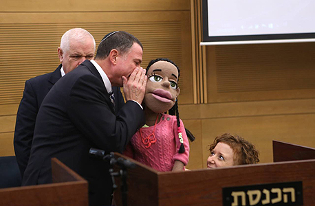 : יו"ר הכנסת יולי אדלשטיין מסתודד עם בובה מתוכנית הטלוויזיה החינוכית "כנסת נכבדה". קיבל "דמי מעבר" של 40 מיליון שקל כדי להניע את התקציב : יו"ר הכנסת יולי אדלשטיין מסתודד עם בובה מתוכנית הטלוויזיה החינוכית "כנסת נכבדה". קיבל "דמי מעבר" של 40 מיליון שקל כדי להניע את התקציב