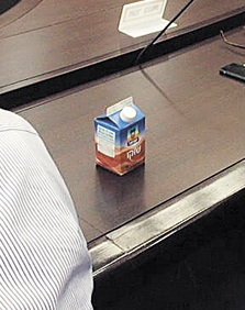 חבר הוועדה, השוקו. נחשו מי הניח אותו שם כדי לתפוס מקום חבר הוועדה, השוקו. נחשו מי הניח אותו שם כדי לתפוס מקום