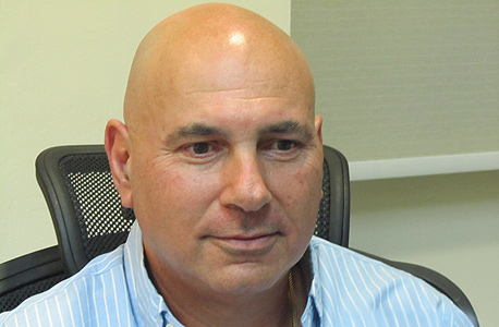 דרק יורב שמואל מומחה לרפואת עור, אקנה ופוטותרפיה