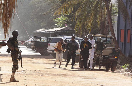 אזרחים נמלטים מלון רדיסון בלו במאקו מאלי, צילום: איי פי