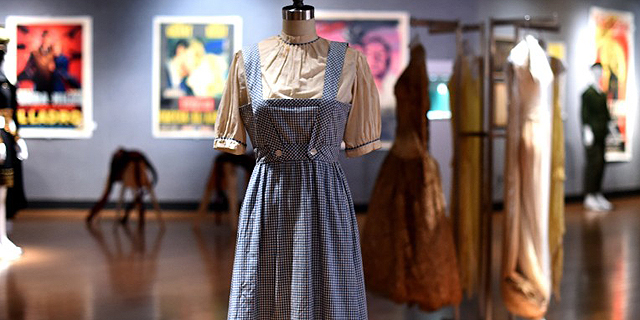 השמלה של דורותי מהסרט &quot;הקוסם מארץ עוץ&quot; נמכרה תמורת 1.56 מיליון דולר 