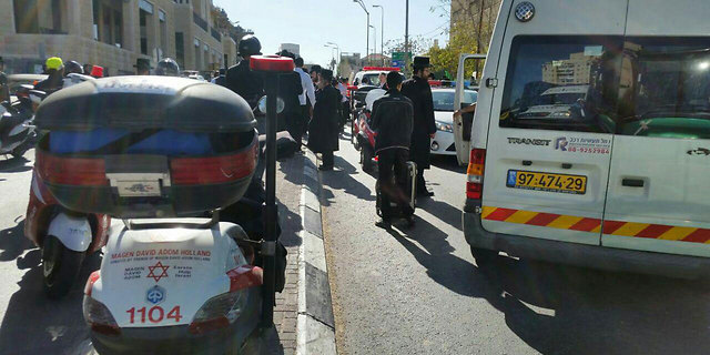 פצועה בינוני מדקירה באוטובוס בירושלים, המחבל נמלט