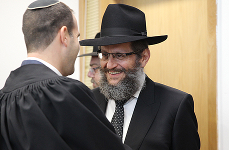 מימין: הרב יוסף אהרונוב, לשעבר יו"ר צעירי חב"ד, בבית המשפט המחוזי בת"א. "ניצל באופן ציני ושיטת את רצונם הטוב של תורמים"