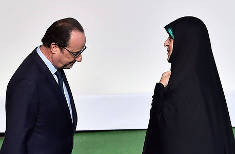 נשיא צרפת פרנסואה הולנד וסגנית נשיא איראן מסומה אבטקאר בוועידת האקלים, צילום: אי פי איי