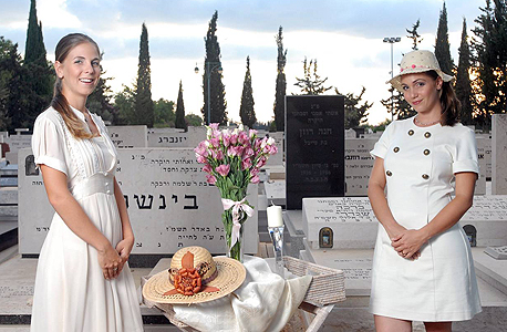 מימין: לורן וקארין סמיונוב; קארין: "קשה להיות בתחום המצבות בישראל, נקודה"
