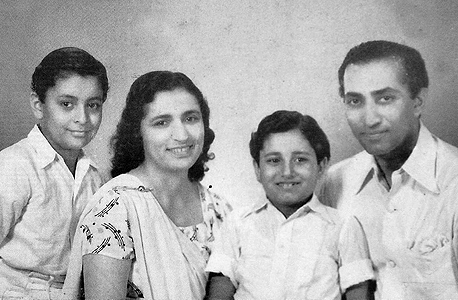 1945 זובין מהטה בן התשע (משמאל) עם הוריו ואחיו זארין, בומביי, צילום רפרודוקציה: אוראל כהן