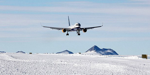 המטוס נוחת על גבי הקרחון, צילום: Antarctic Logistics & Expeditions.