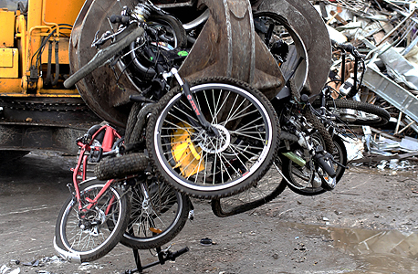 השמדת אופניים חשמליים לא חוקיים, צילום: אייל פישר