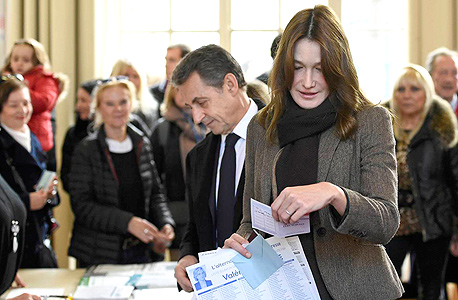 מנהיג מפלגת הרפובליקנים הצרפתית (לשעבר UMP) ניקולא סרקוזי ואשתו קרלה ברוני מילאו היום את חובתם האזרחית והגיעו לקלפי בפריז כדי להצביע בסבב הראשון של הבחירות האזוריות. הסבב השני יתקיים ב־13 בדצמבר. סרקוזי רואה עצמו כמועמד אפשרי לנשיאות צרפת בשנת 2017