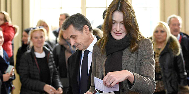 מנהיג מפלגת הרפובליקנים הצרפתית (לשעבר UMP) ניקולא סרקוזי ואשתו קרלה ברוני מילאו היום את חובתם האזרחית והגיעו לקלפי בפריז כדי להצביע בסבב הראשון של הבחירות האזוריות. הסבב השני יתקיים ב־13 בדצמבר. סרקוזי רואה עצמו כמועמד אפשרי לנשיאות צרפת בשנת 2017, צילום: רויטרס