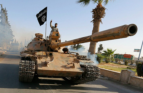 טנק מצעד רקה סוריה מימון דאעש, צילום: רויטרס