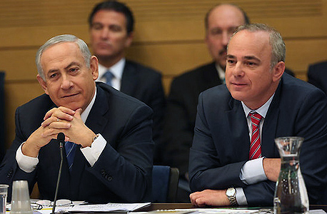 שר האנרגיה יובל שטייניץ (מימין) ורה"מ בנימין נתניהו בדיון בוועדת הכלכלה