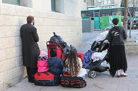 משפחה מירושלים שנותרה ללא קורת גג אחרי שנזרקה לרחוב משום שלא עמדו בתשלום שכר הדירה , צילום: אלכס קולומויסקי 
