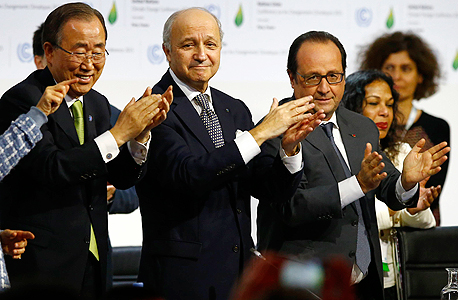 נשיא צרפת פרנסואה הולנד ומזכ"ל האו"ם באן קי מון בעת ההודעה על השגת הסכם האקלים בפריז, צילום: איי פי