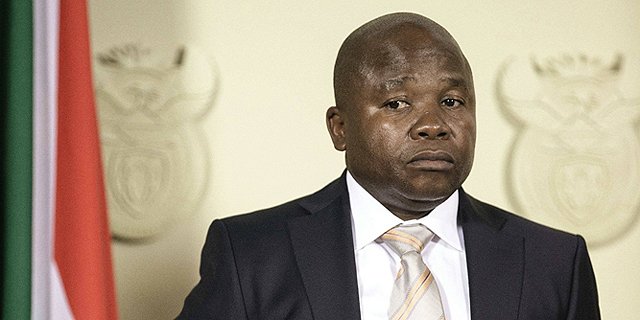 נשיא דרום אפריקה פיטר את שר האוצר שבוע לאחר שמינה אותו לתפקיד