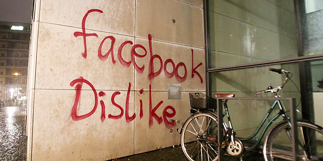 משרדי פייסבוק בגרמניה הושחתו 
