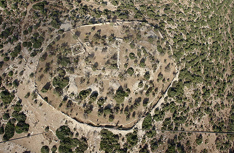מבט ממעל של חורבת קייאפה. עיר מבוצרת מוקפת חומת סוגרים עם הכתובת העברית הקדומה ביותר שנמצאה