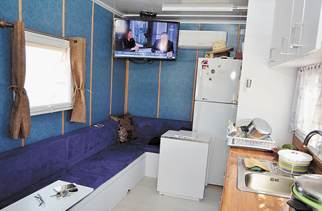 הסלון והמטבח במשאית. בשטח של 2.5 מטרים על 8 מטרים הכניסו שני חדרים ושני חדרי שירותים, צילום: מאיר אוחיון
