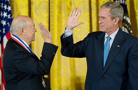נשיא ארצות הברית ג'ורג' בוש מעניק לויטרבי את מדליית המדע הלאומית ב־2007. עם ויטרבי זכה בעיטור גם לאונרד קלינרוק, ממפתחי רשת ארפאנט שנהפכה לאינטרנט