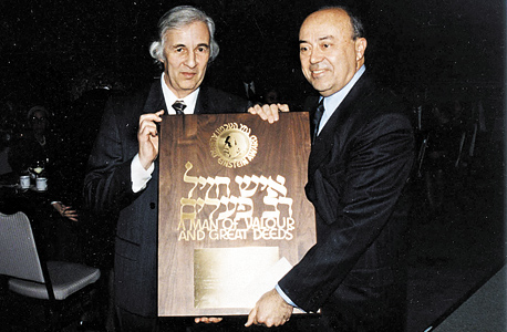 ב־1993, מקבל את פרס אלברט איינשטיין מהאגודה האמריקאית של ידידי הטכניון, צילום: American Technion society