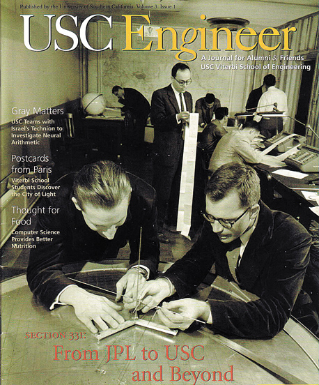ויטרבי (עומד במרכז) בוחן פלט תשדורות מהלוויין אקספלורר 1 ב־1958, בתצלום שנדפס על שער המגזין הטכנולוגי של בוגרי אוניברסיטת דרום קליפורניה