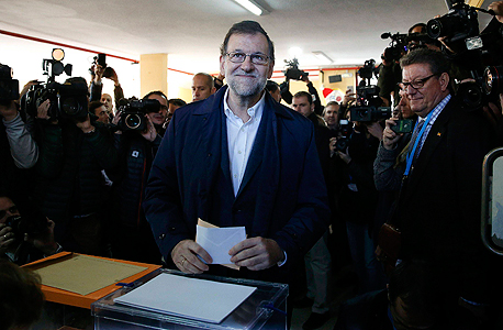 ראש ממשלת ספרד מריאנו רחוי מצביע בבחירות בדצמבר 2015, צילום: רויטרס